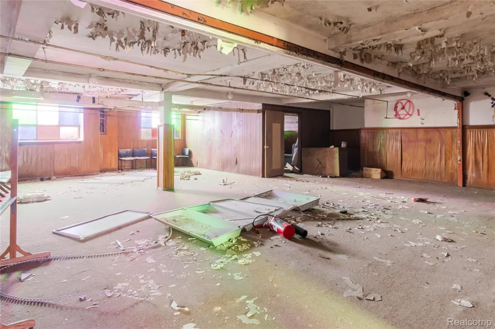 1042 E Warren Avenue Detroit City, MI 48207