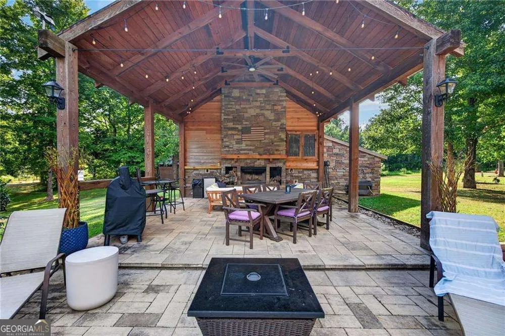 456 E Valley RD NE Rydal, GA 30171