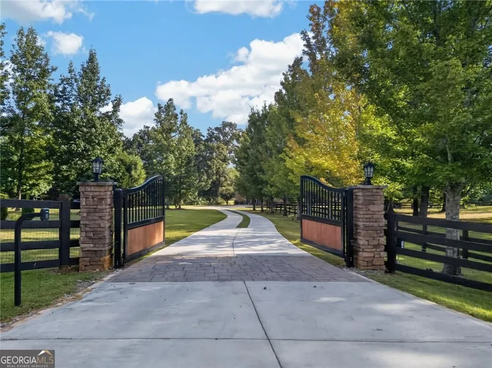 456 E Valley RD NE Rydal, GA 30171