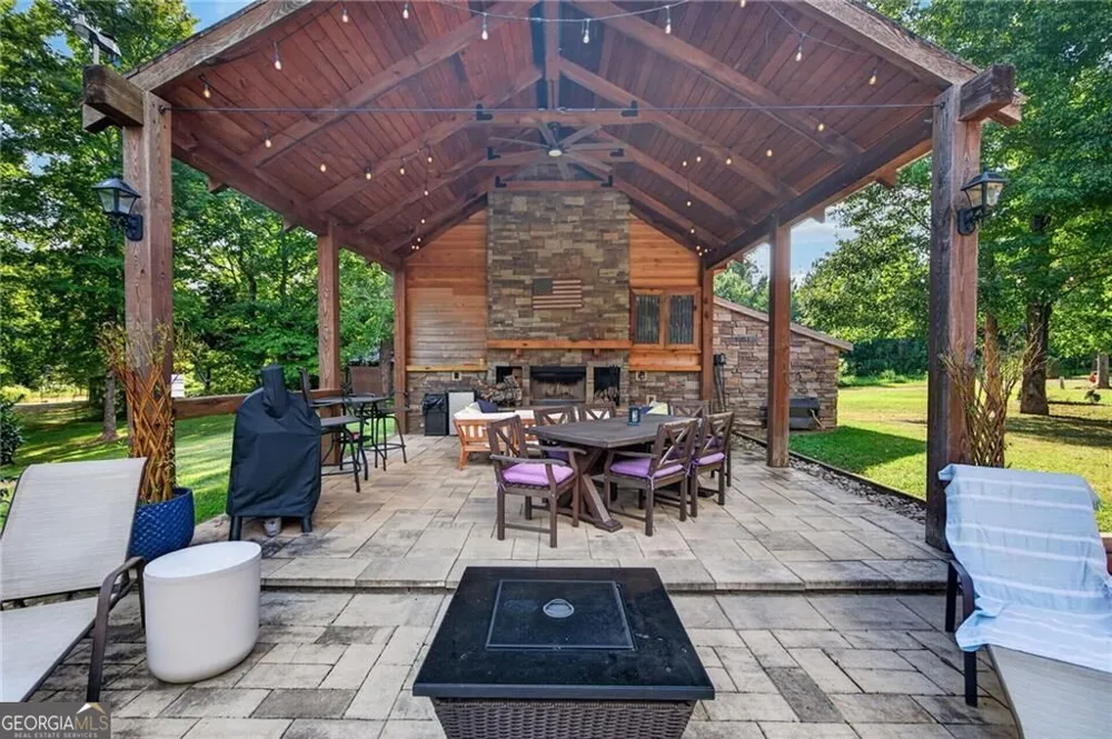 456 E Valley RD NE Rydal, GA 30171