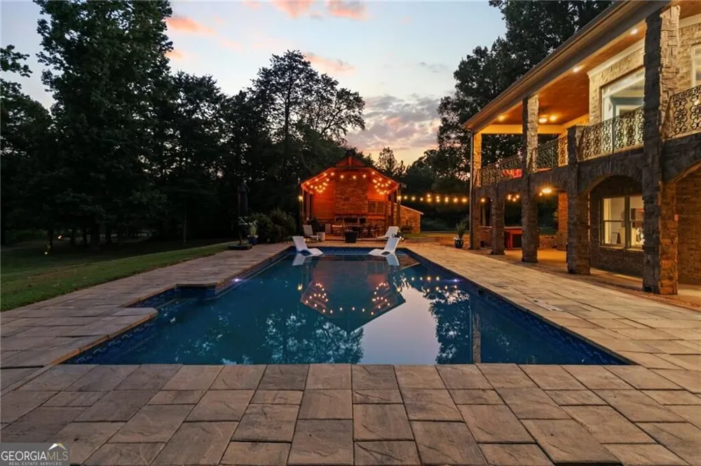456 E Valley RD NE Rydal, GA 30171