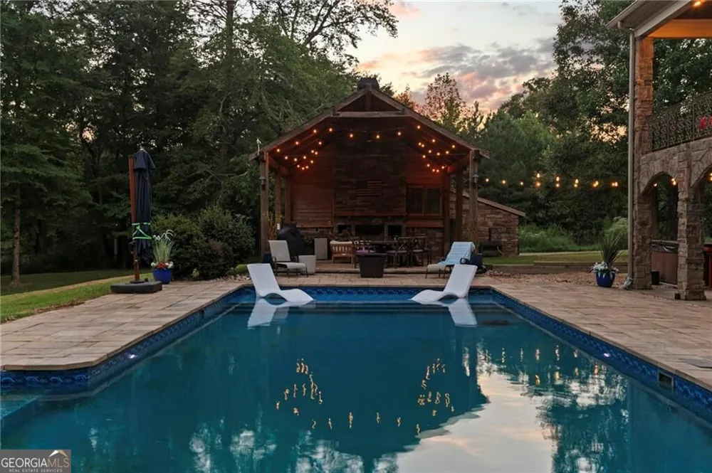 456 E Valley RD NE Rydal, GA 30171