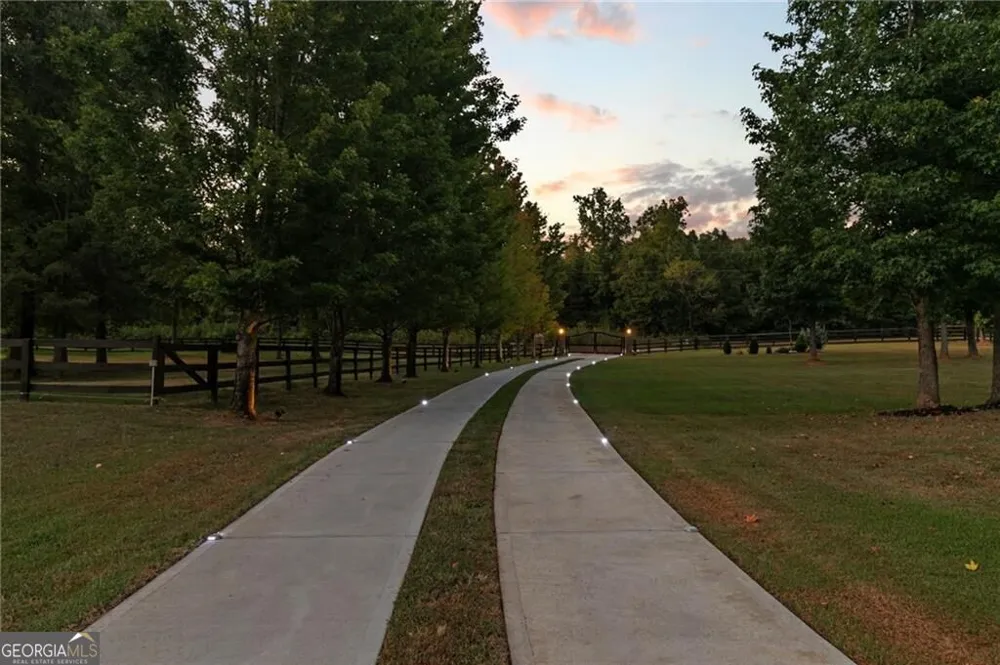 456 E Valley RD NE Rydal, GA 30171