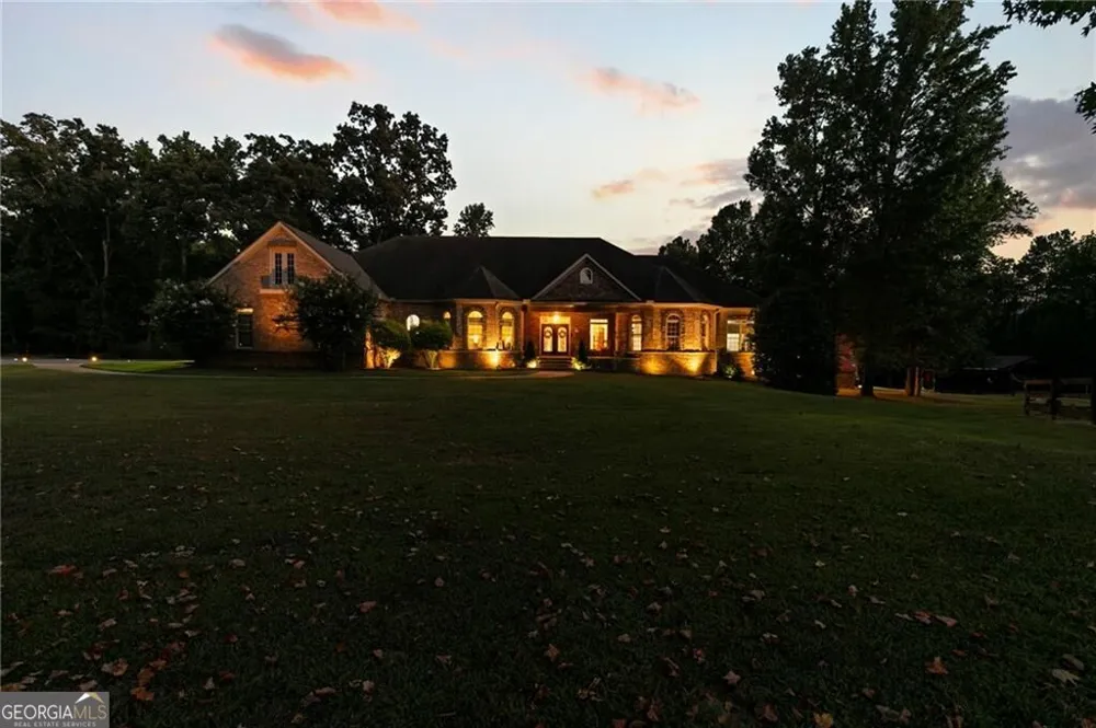 456 E Valley RD NE Rydal, GA 30171