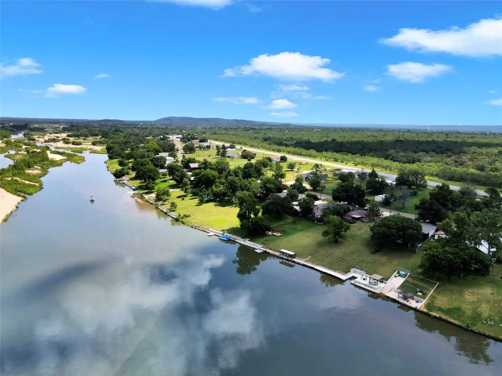 4718 River Oaks Drive Kingsland, TX 78639