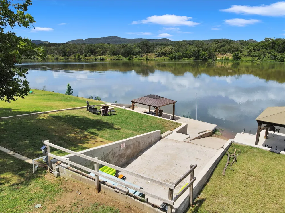 4718 River Oaks Drive Kingsland, TX 78639