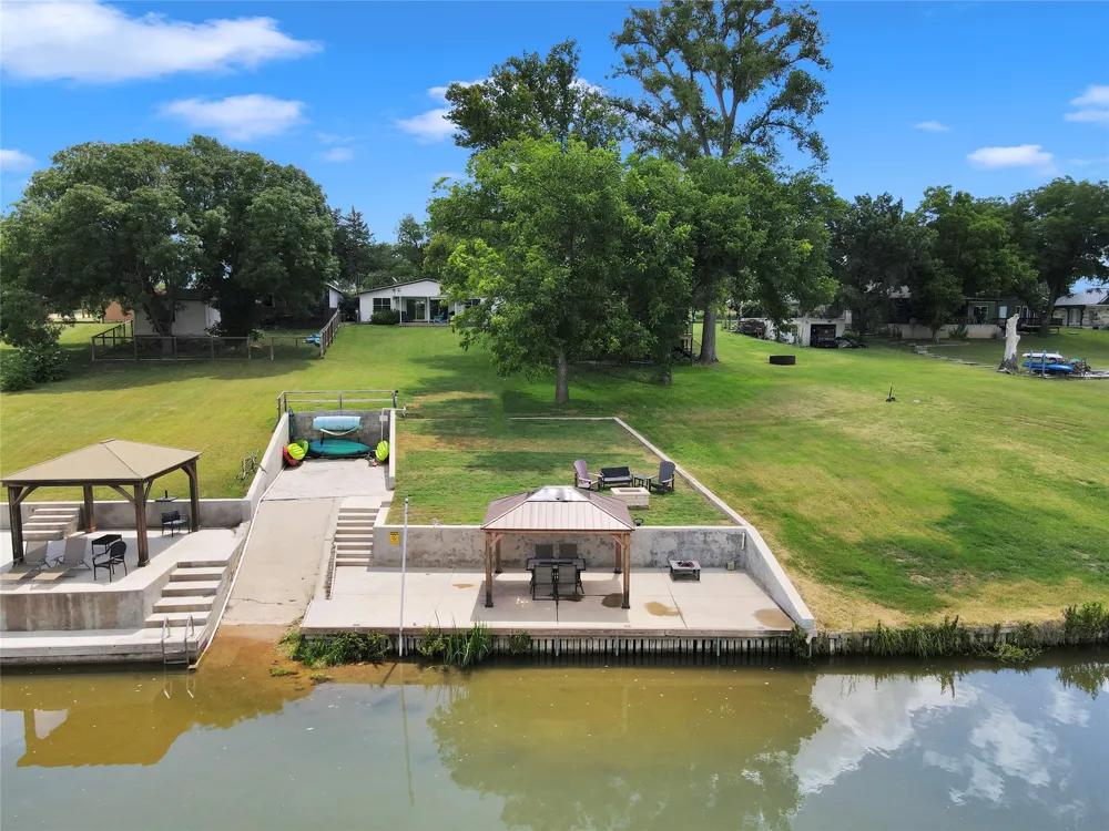 4718 River Oaks Drive Kingsland, TX 78639