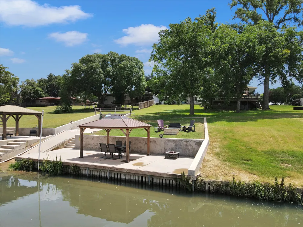 4718 River Oaks Drive Kingsland, TX 78639