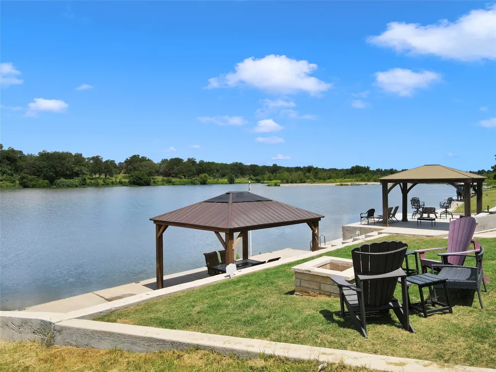 4718 River Oaks Drive Kingsland, TX 78639