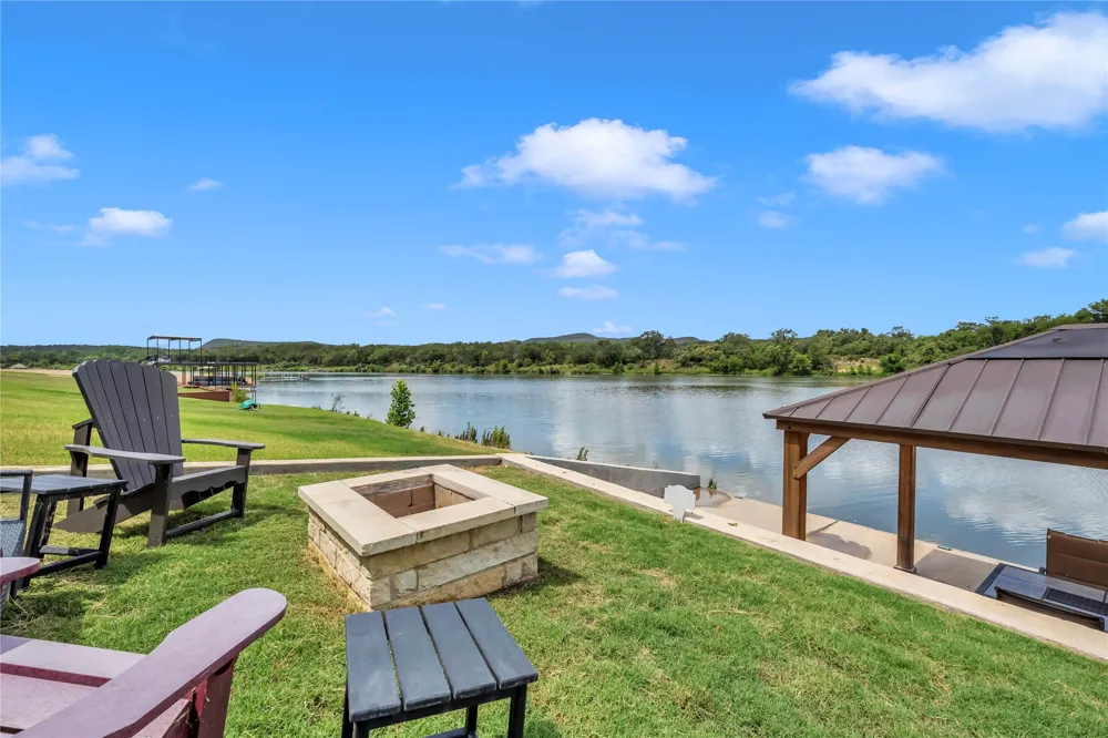 4718 River Oaks Drive Kingsland, TX 78639