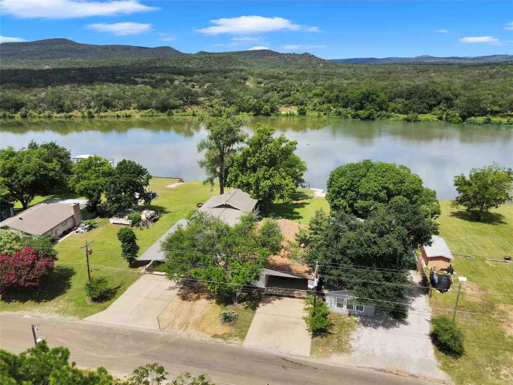 4718 River Oaks Drive Kingsland, TX 78639