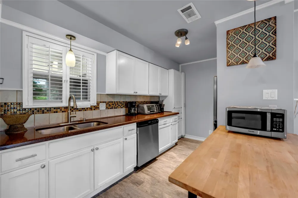 4718 River Oaks Drive Kingsland, TX 78639