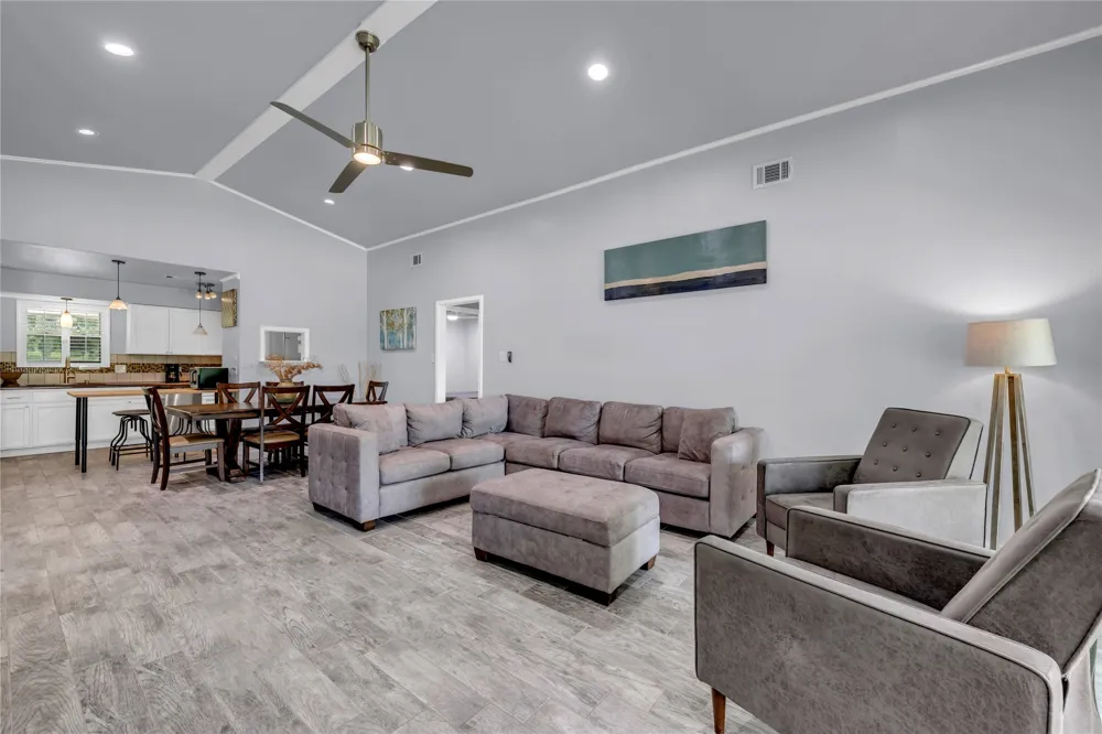 4718 River Oaks Drive Kingsland, TX 78639