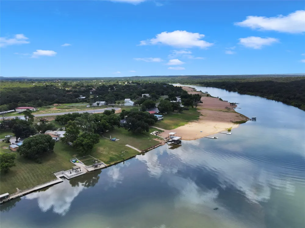 4718 River Oaks Drive Kingsland, TX 78639