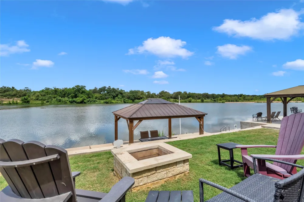 4718 River Oaks Drive Kingsland, TX 78639