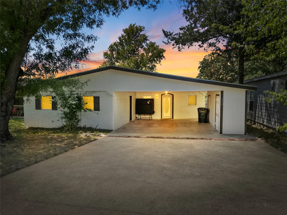 4718 River Oaks Drive Kingsland, TX 78639