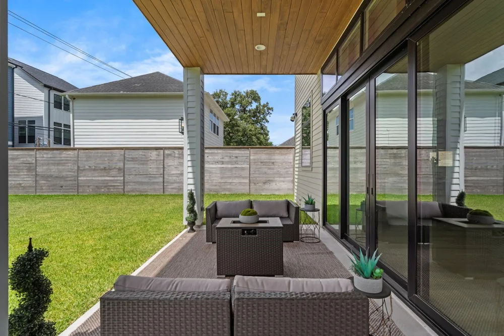 963 W 41st Street Houston, TX 77018