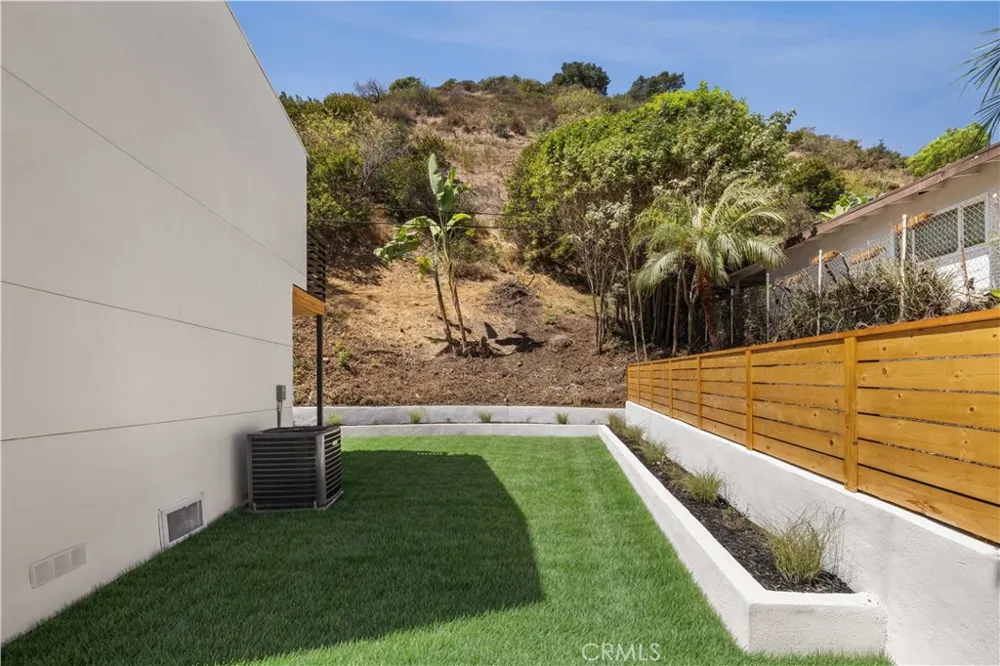 1643 San Ysidro Drive Beverly Hills, CA 90210