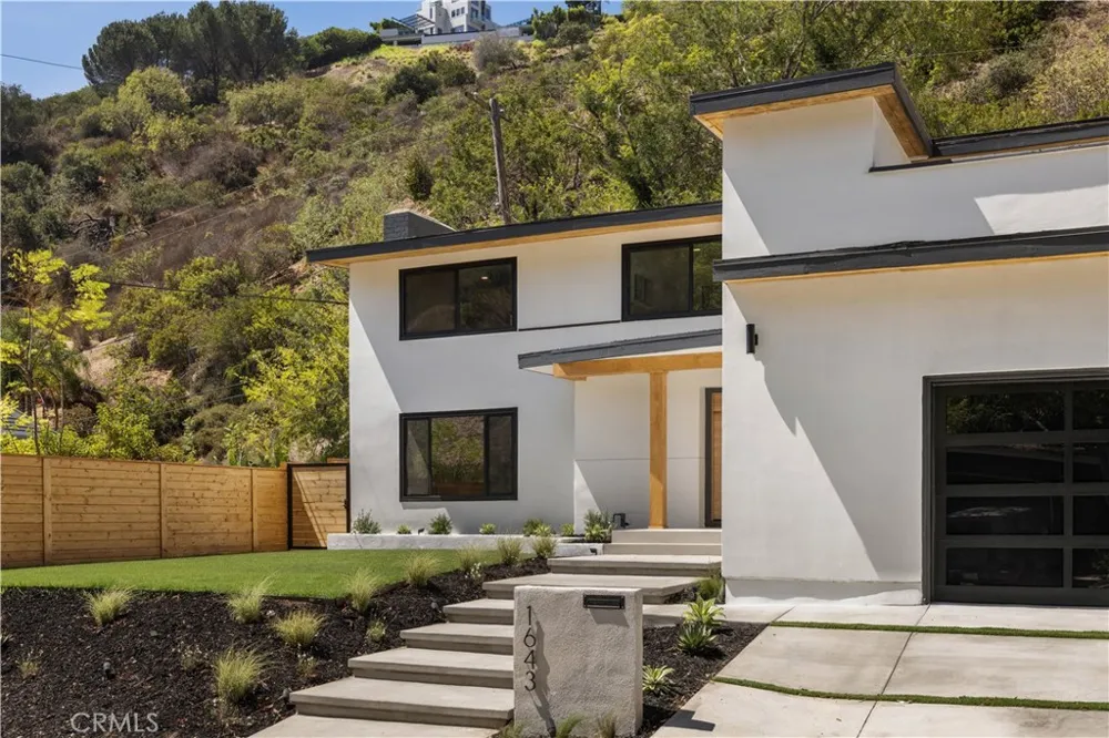 1643 San Ysidro Drive Beverly Hills, CA 90210