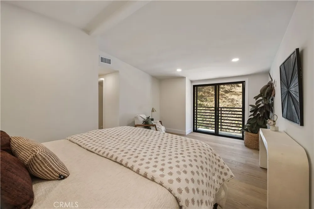 1643 San Ysidro Drive Beverly Hills, CA 90210