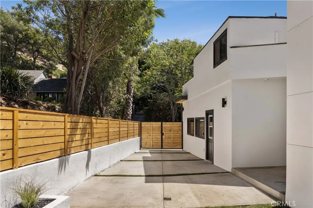 1643 San Ysidro Drive Beverly Hills, CA 90210