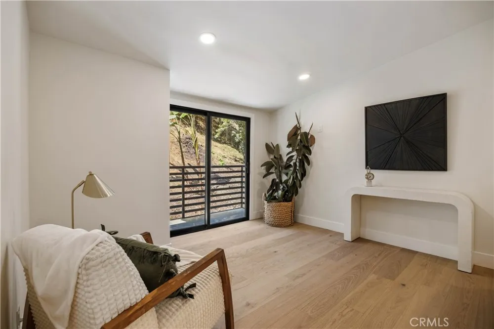 1643 San Ysidro Drive Beverly Hills, CA 90210