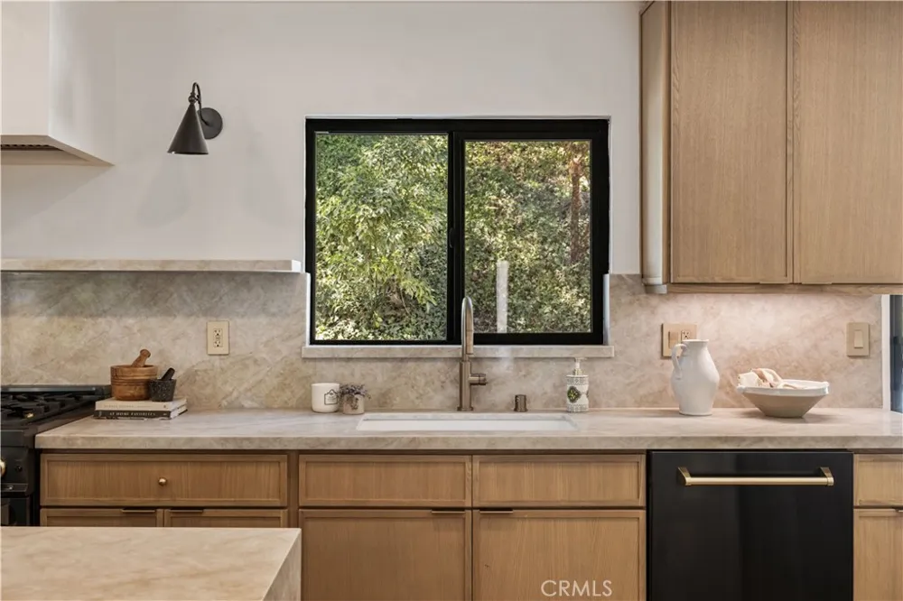 1643 San Ysidro Drive Beverly Hills, CA 90210