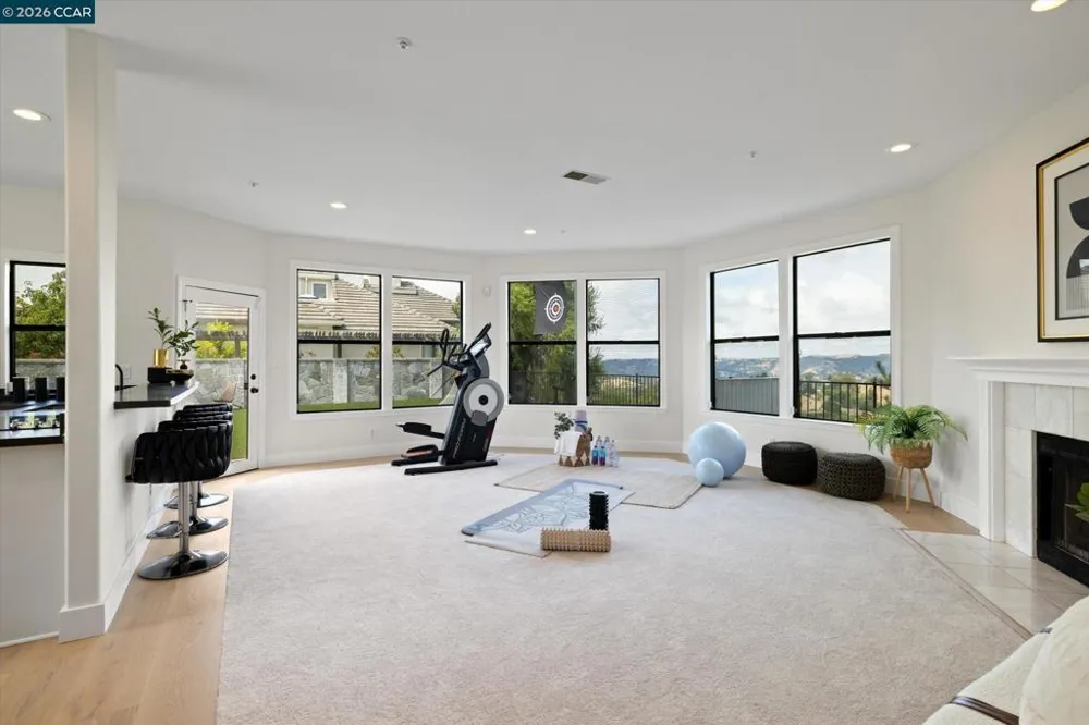 83 Donald Dr Orinda, CA 94563
