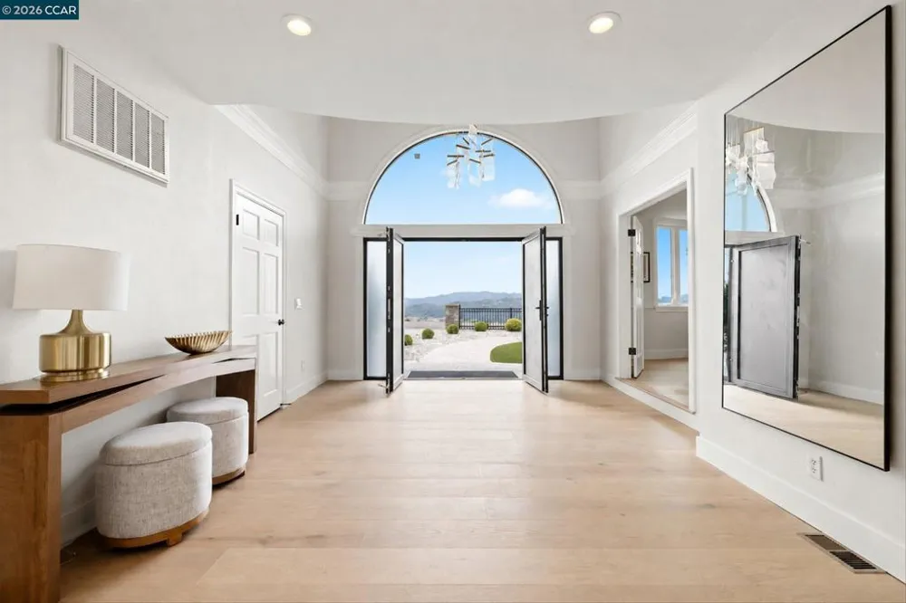 83 Donald Dr Orinda, CA 94563