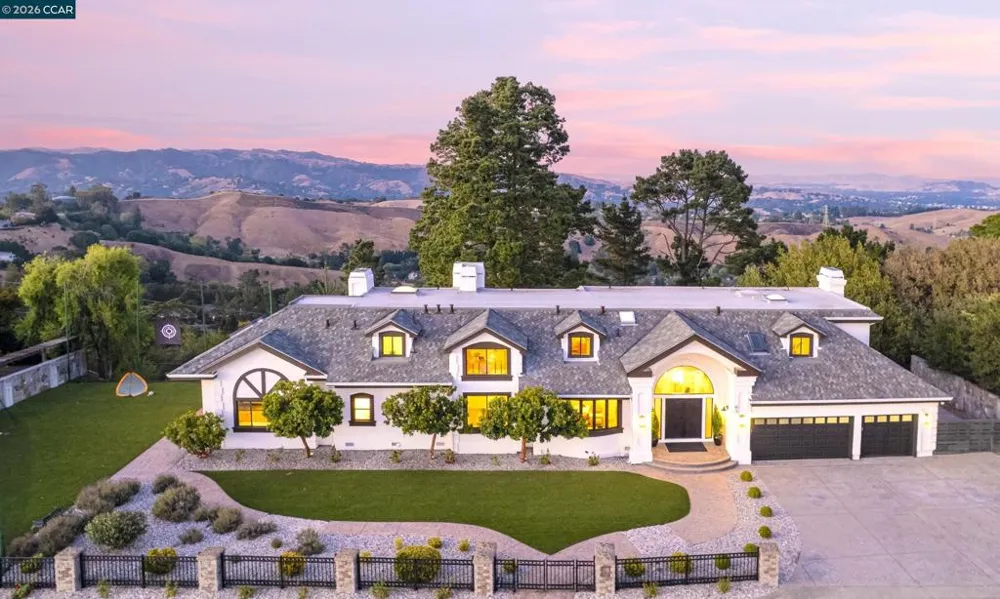 83 Donald Dr Orinda, CA 94563
