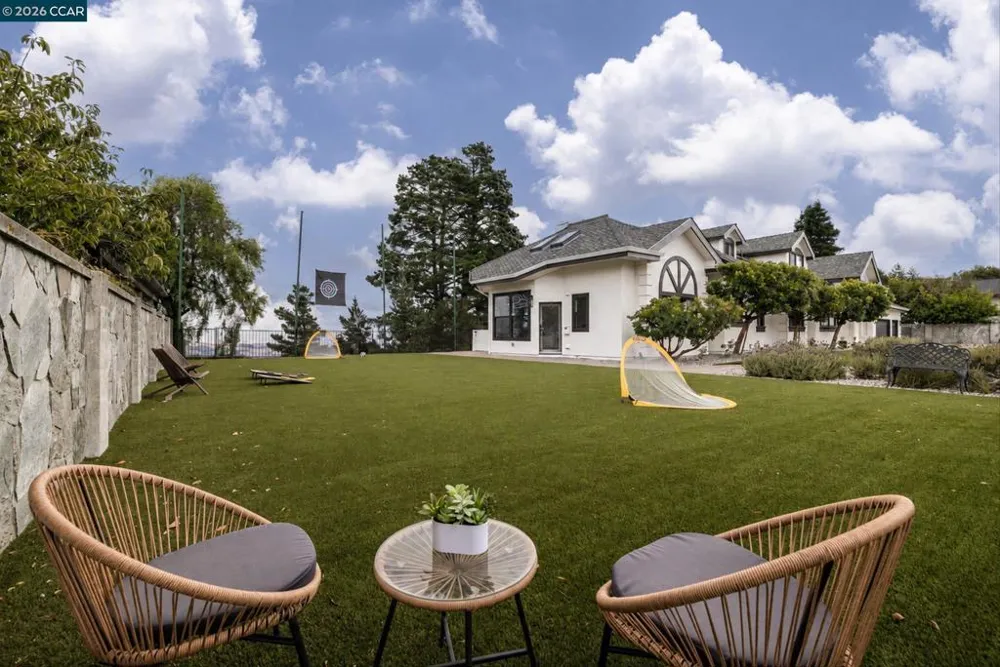 83 Donald Dr Orinda, CA 94563