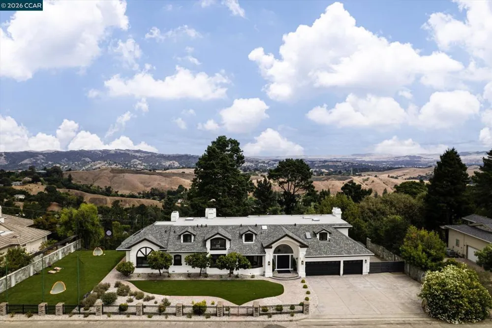83 Donald Dr Orinda, CA 94563