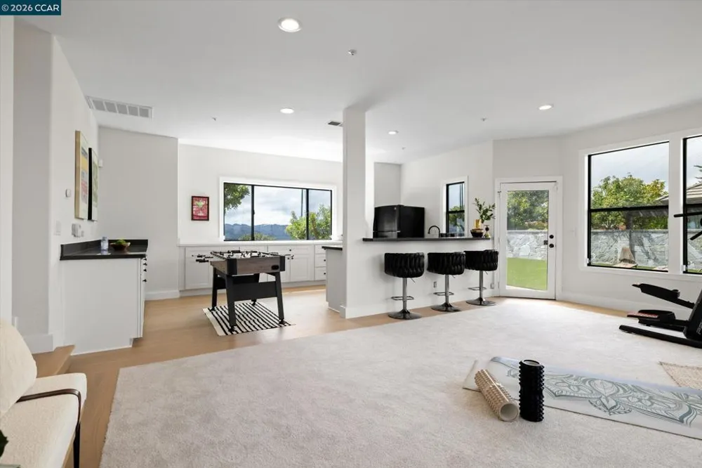 83 Donald Dr Orinda, CA 94563