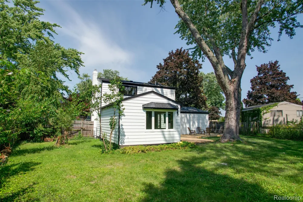 5969 Pleasant Drive Waterford Charter Township, MI 48329