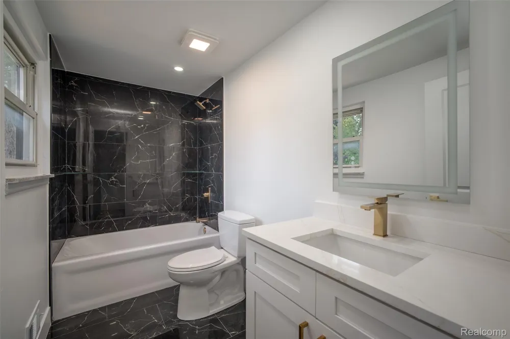 5969 Pleasant Drive Waterford Charter Township, MI 48329