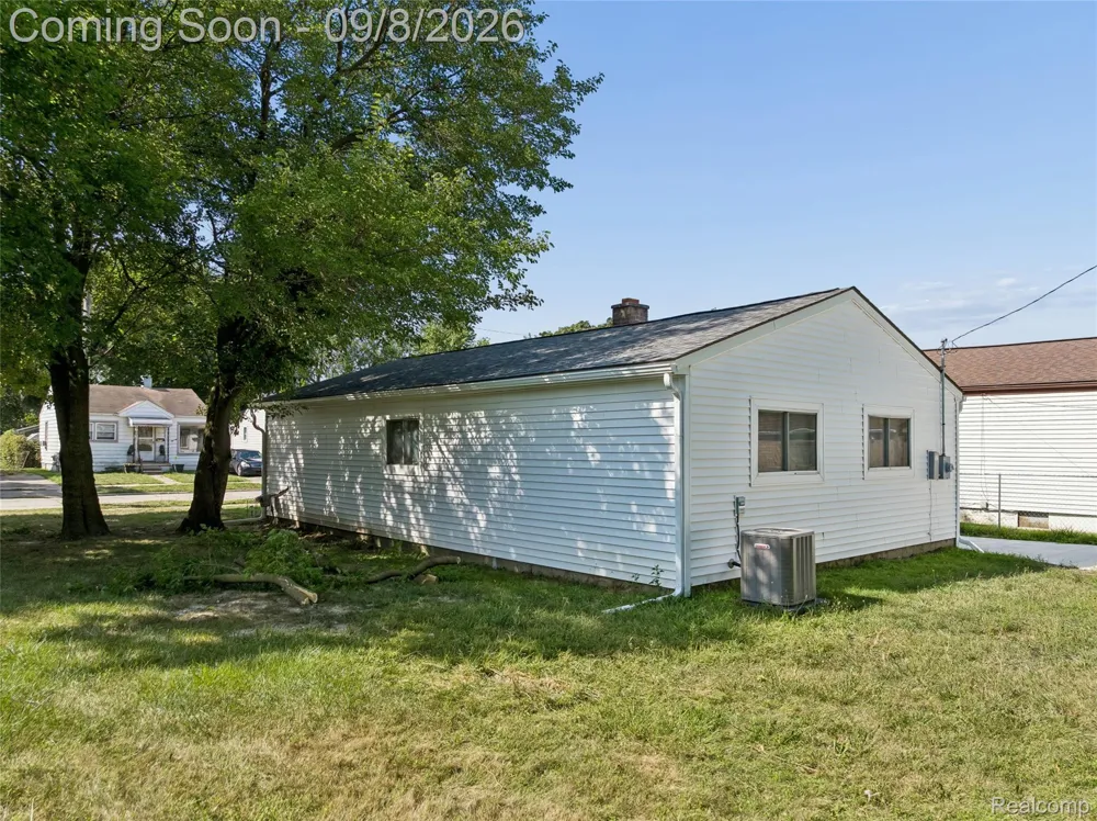 11051 Maxwell Avenue Warren City, MI 48089