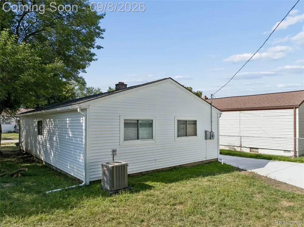 11051 Maxwell Avenue Warren City, MI 48089