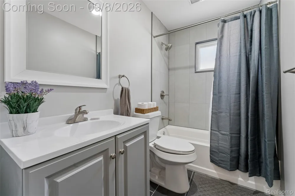 11051 Maxwell Avenue Warren City, MI 48089