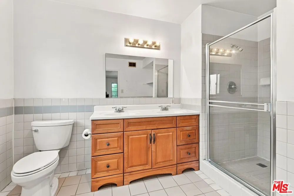 2136 Hillsboro Avenue Los Angeles, CA 90034