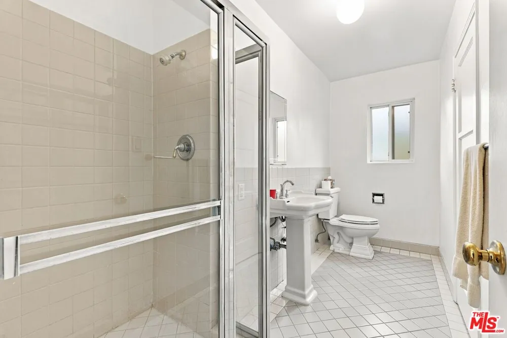 2136 Hillsboro Avenue Los Angeles, CA 90034