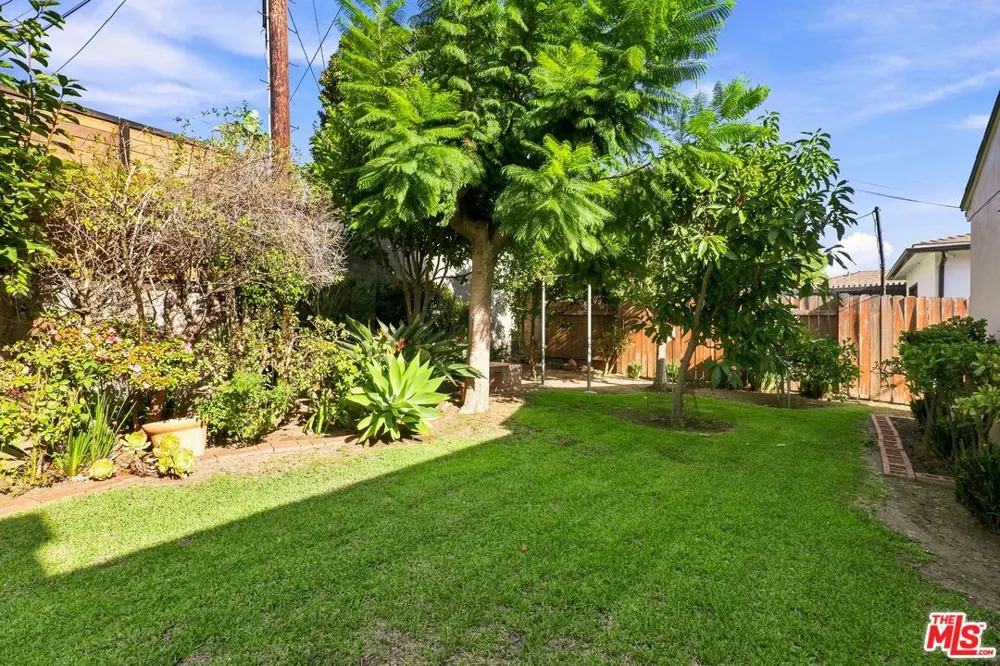 2136 Hillsboro Avenue Los Angeles, CA 90034