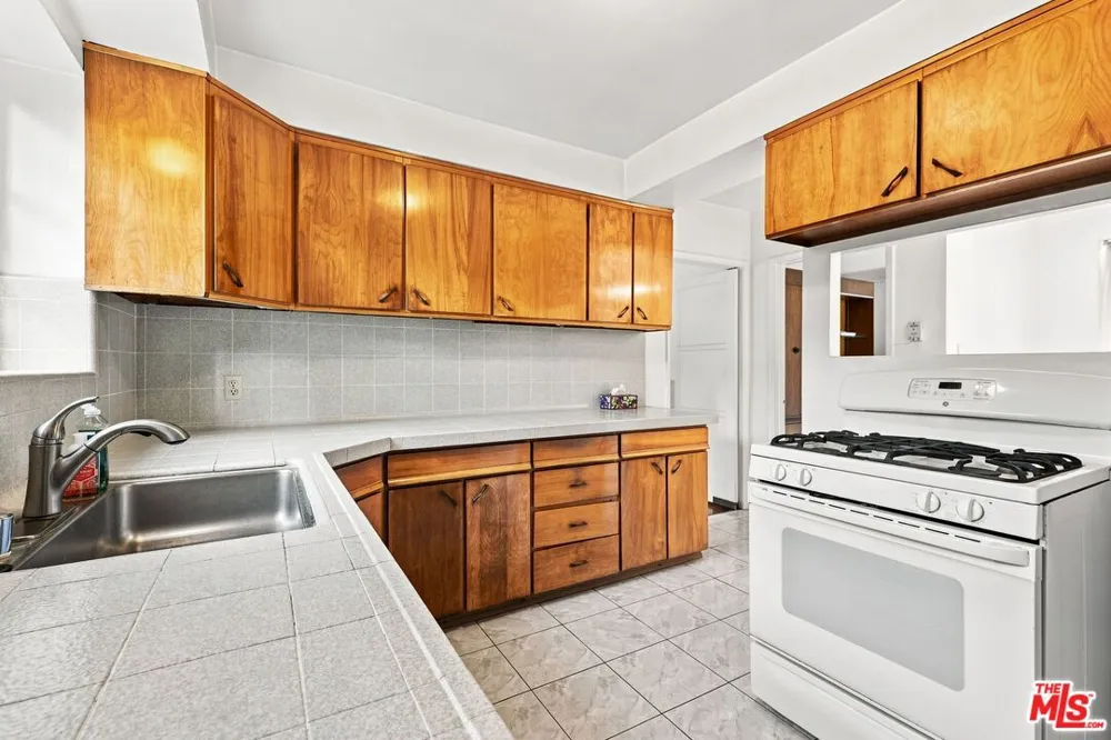 2136 Hillsboro Avenue Los Angeles, CA 90034