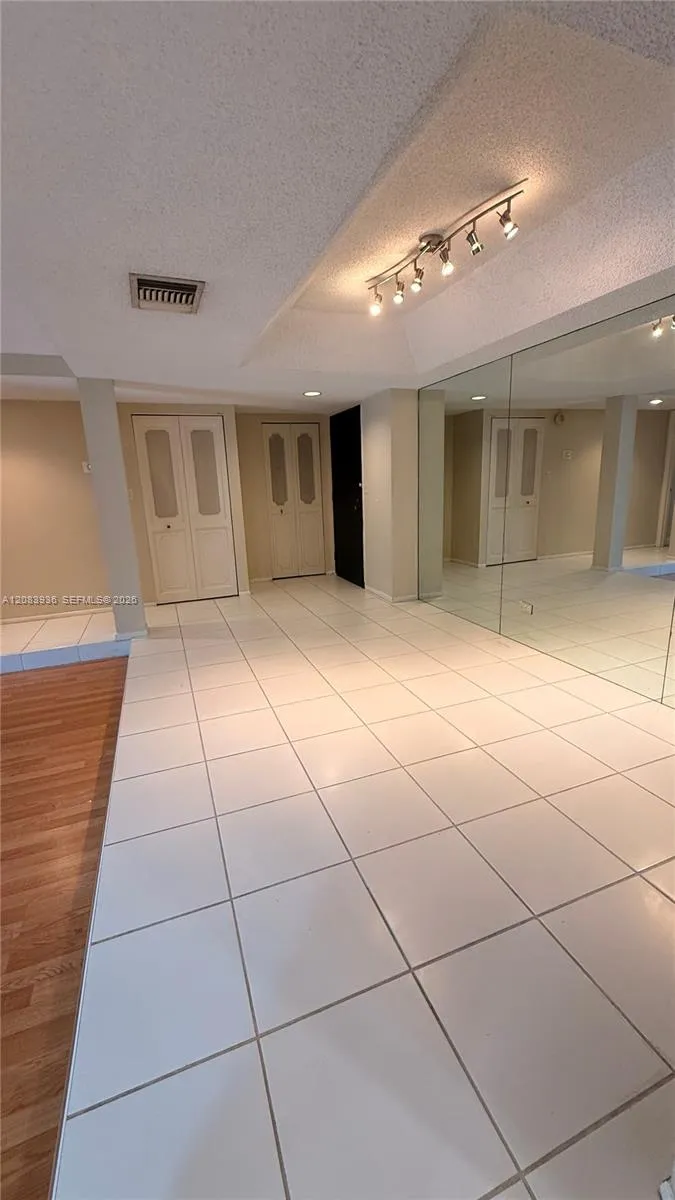 3720 Inverrary Dr #1W Lauderhill, FL 33319
