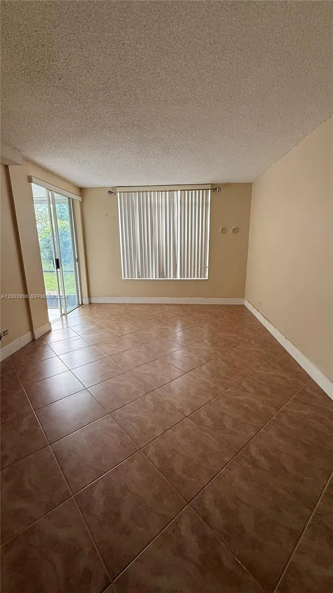 3720 Inverrary Dr #1W Lauderhill, FL 33319