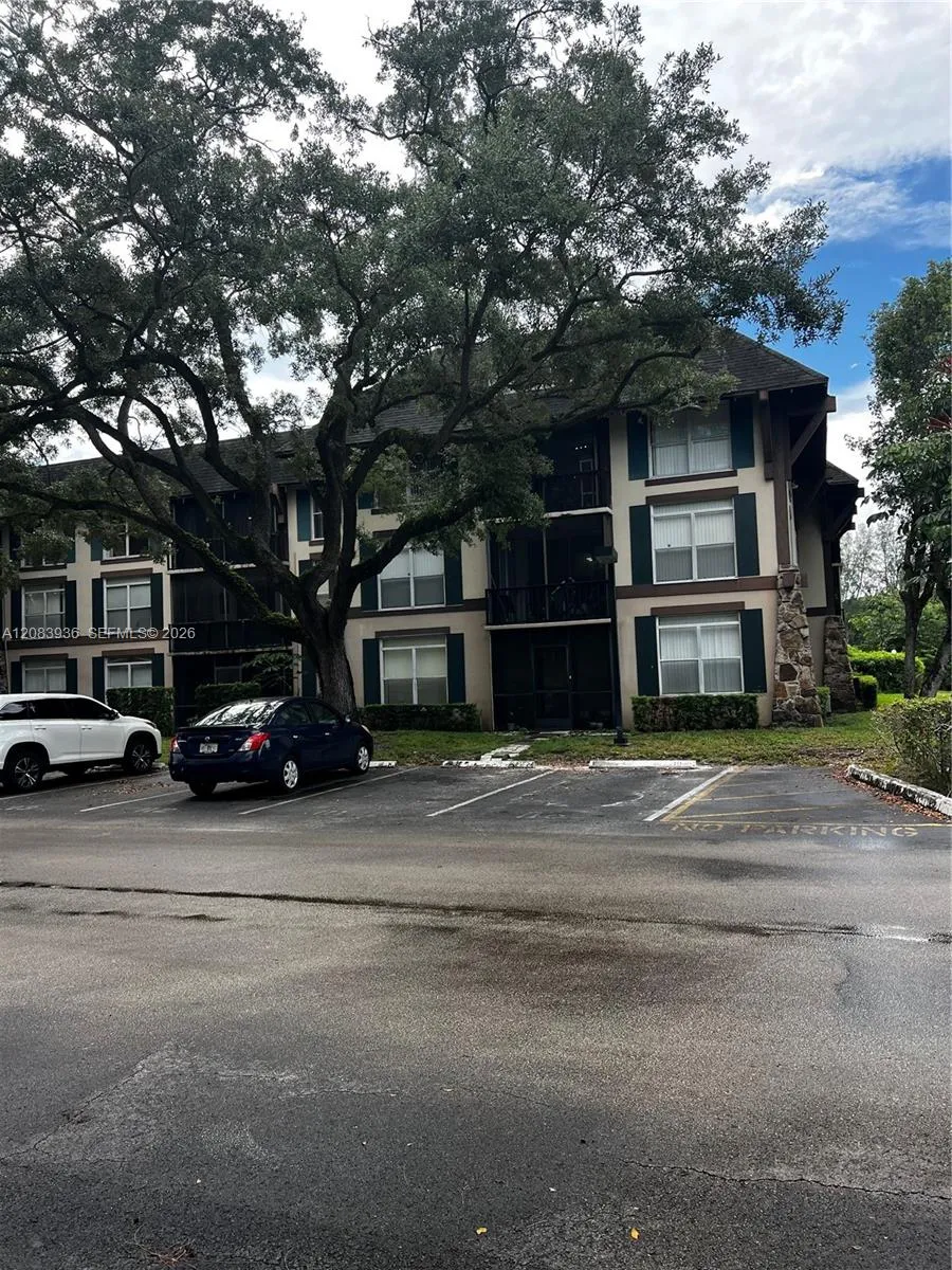 3720 Inverrary Dr #1W Lauderhill, FL 33319