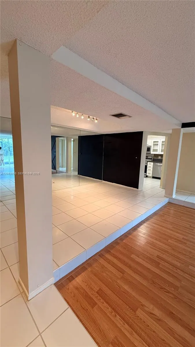3720 Inverrary Dr #1W Lauderhill, FL 33319