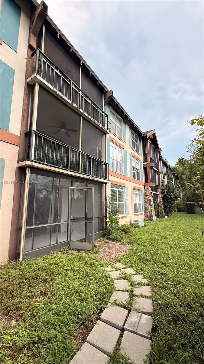 3720 Inverrary Dr #1W Lauderhill, FL 33319