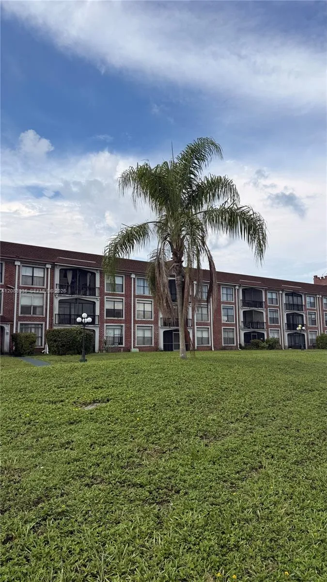 3720 Inverrary Dr #1W Lauderhill, FL 33319