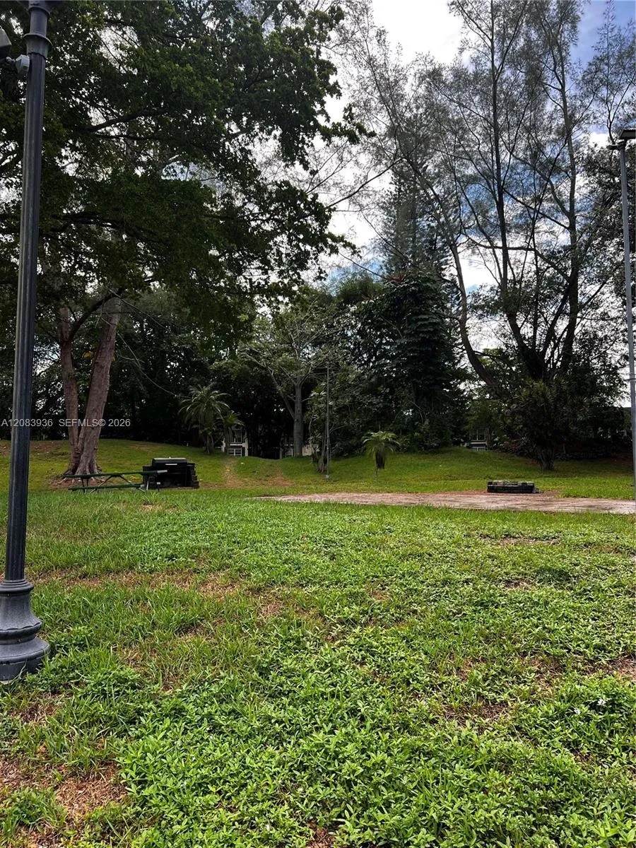 3720 Inverrary Dr #1W Lauderhill, FL 33319
