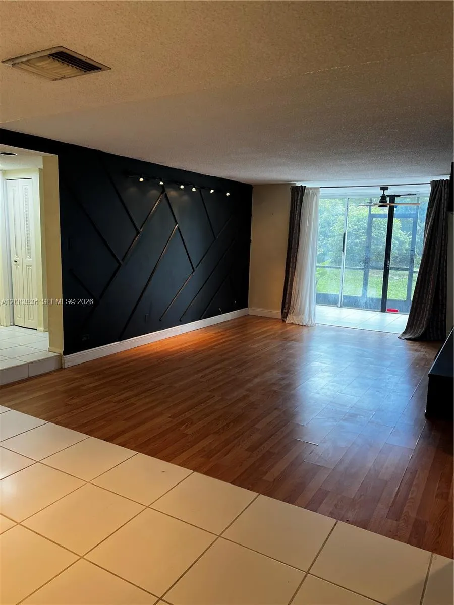 3720 Inverrary Dr #1W Lauderhill, FL 33319